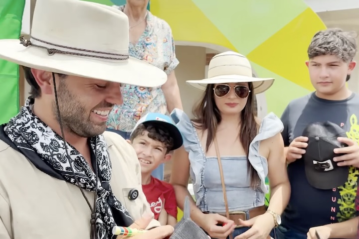 Além de buscar um possível recorde mundial — seria a primeira travessia das Américas realizada 100% em mulas —, Pedro depende da hospitalidade das pessoas que encontra pelo caminho. 