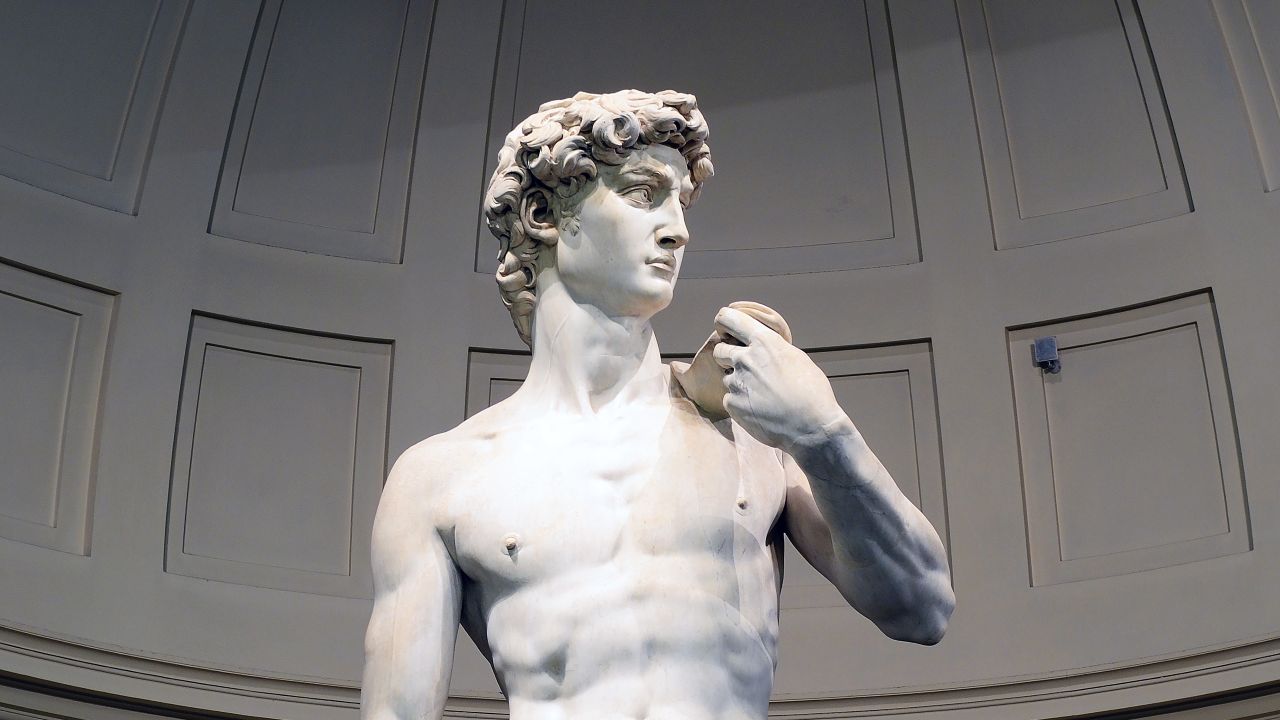 Estátua de David - Esculpida em mármore branco, com 5,17 metros de altura, foi exibida pela primeira vez em frente ao Palazzo della Signoria, sede do governo da cidade, em 1504. A obra representa o herói bíblico no momento anterior ao combate contra Golias, com uma tensão e perfeição que ainda hoje surpreendem especialistas e visitantes. A estátua de David está exposta na Galeria da Academia, em Florença, e é um dos monumentos mais visitados do mundo.
