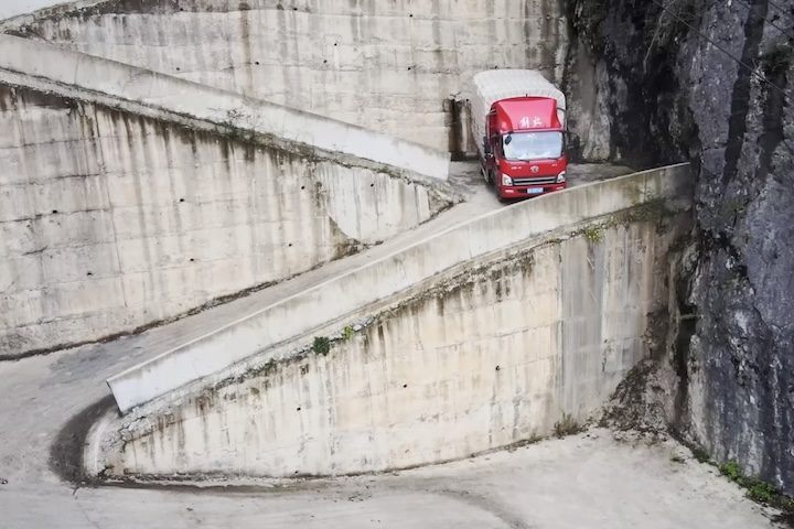 Motoristas de veículos grandes como caminhões e ônibus são os que mais têm dificuldade na estrada.  