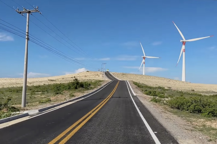 No litoral so CearÃ¡, um percurso que liga duas praias vem ganhando fama  nÃ£o somente pelos destinos, mas pela prÃ³pria viagem em si, que oferece uma beleza singular. -  (crédito: Reproduc?a?o/YouTube)