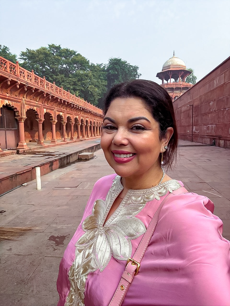 Fabiana também construiu uma carreira sólida no teatro, iniciada em 1990 com o espetáculo “João e Maria, uma História Brasileira”, no qual interpretou Edilene Verde.
