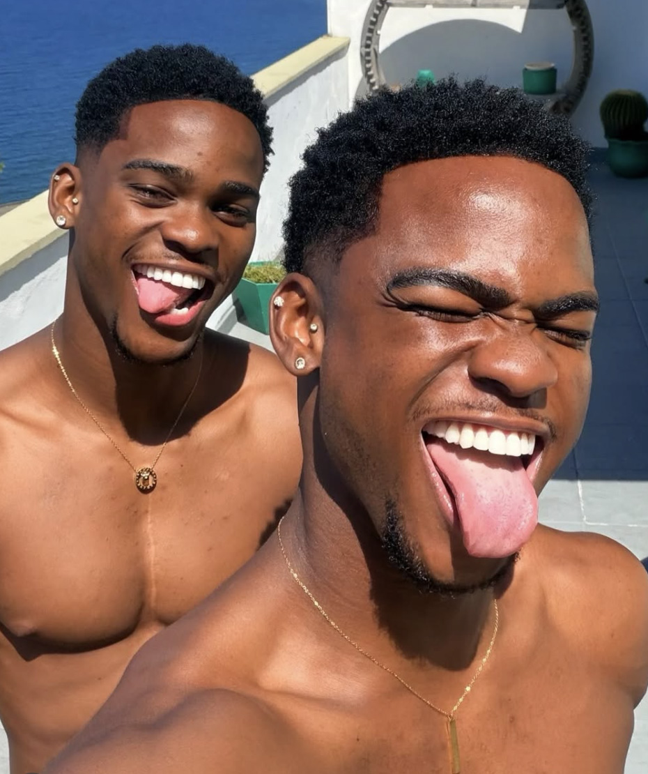 Escalou o irmão gêmeo idêntico do ator, Fumassa Alve’s, para assumir algumas cenas. Como os dois têm aparência praticamente igual, com mesmos traços, altura e estilo de cabelo e barba, a substituição passou despercebida pelo público.