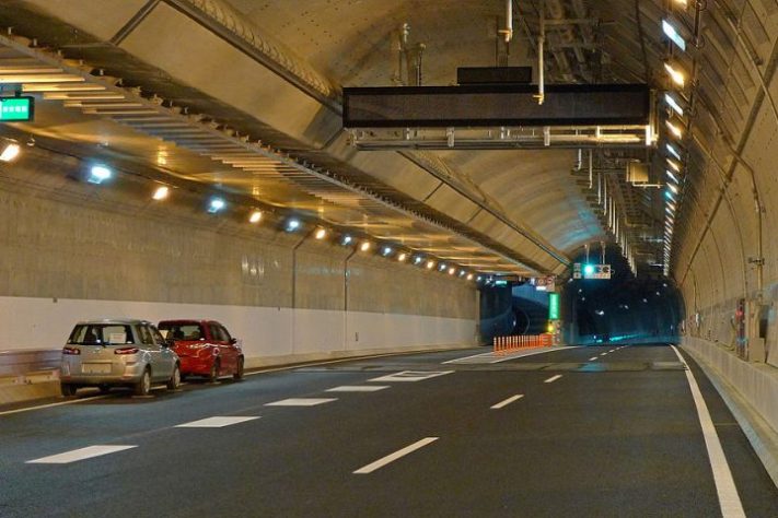 Yamate Tunnel, Tóquio, Japão - Wikimedia Commons/PekePON