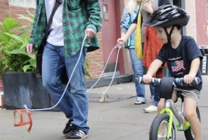 'Hobby Dogging', prática de passear com cães invisíveis ganha adeptos na Alemanha - Divulgação/Improv Everywhere