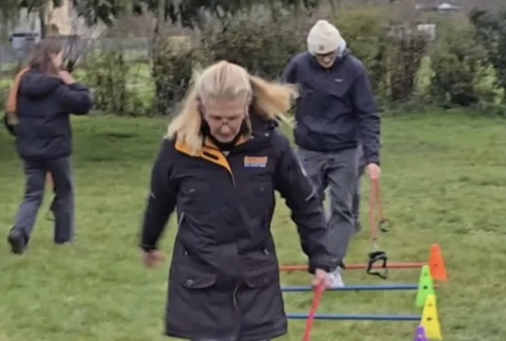 Não é raro ver pessoas de fora entrando no clima, fingindo fazer carinho no ar ou observando com diversão a encenação coletiva.
