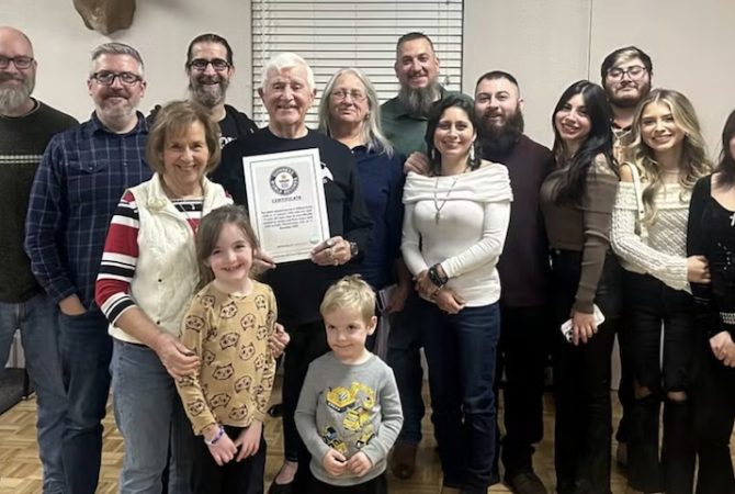 Idoso entra para o Livro dos Recordes como o homem mais velho do mundo a ser adotado