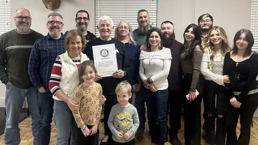 Homem de 74 anos se torna o mais velho do mundo a ser adotado - Reprodução/Guinness World Records