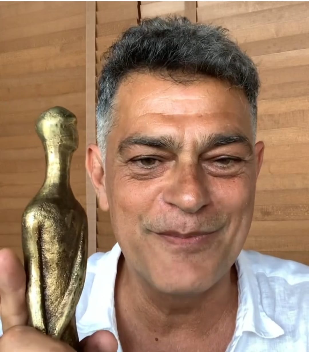 O ator tambÃ©m acumula uma extensa lista de filmes, como â??Manobra Radicalâ?, â??Bela Donnaâ?, â??Sem Controleâ?, â??Delitoâ?, â??CoraÃ§Ãµes Sujosâ?, â??Amor em Sampaâ?, â??O Doutrinadorâ?, â??Venezaâ? e â??Ela e Euâ?, este Ãºltimo responsÃ¡vel por lhe render o prÃªmio de Melhor Ator no Festival de BrasÃ­lia em 2022.
