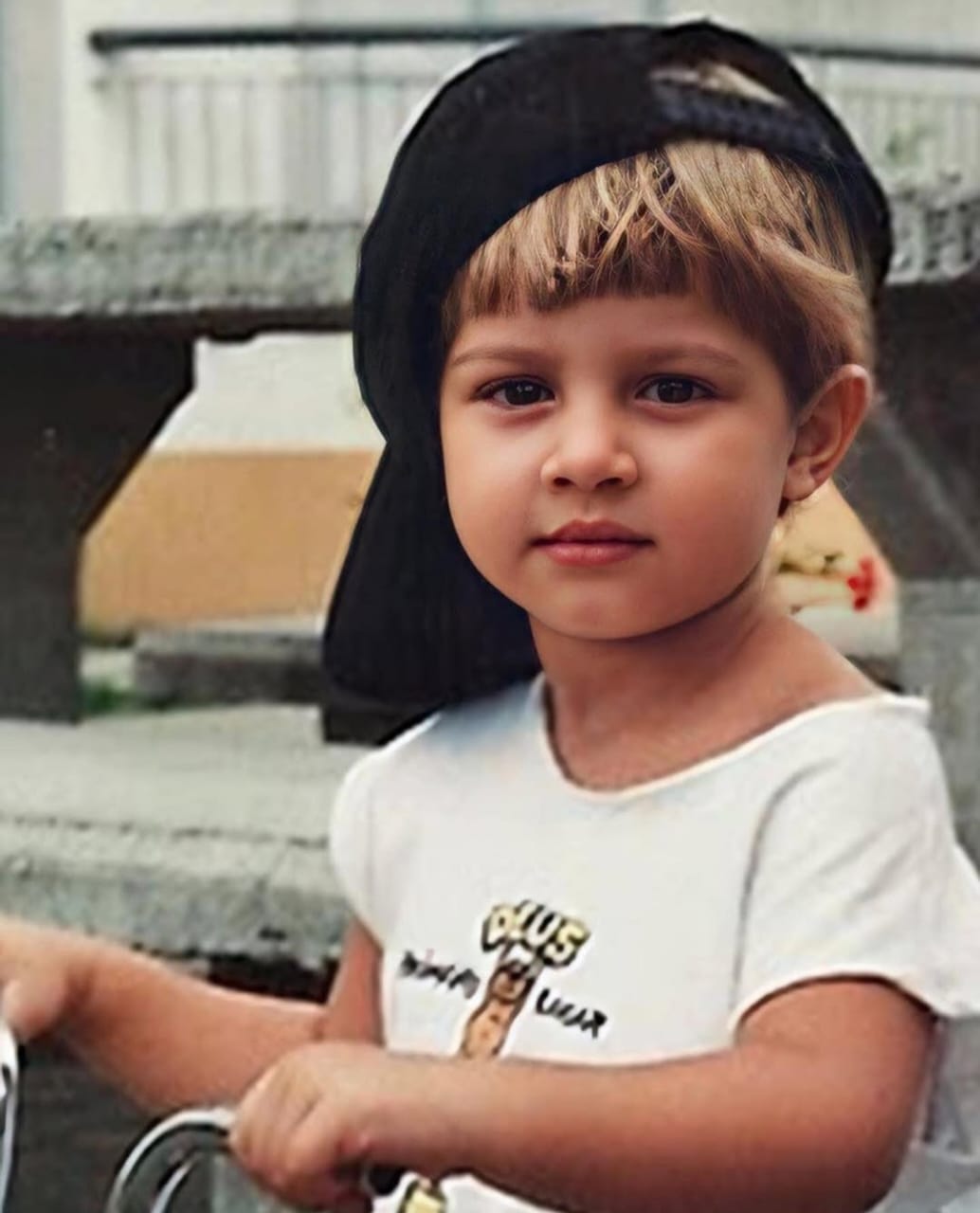 Roobertchay Domingues da Rocha Filho, seu nome de batismo, nasceu em 30 de junho de 1992 em Vila Velha, no Espírito Santo. Ele é filho de Roobertchay da Rocha e Hérica Godoy. Ele adotou o sobrenome artístico “Suede” em referência ao filme “Johnny Suede”.

