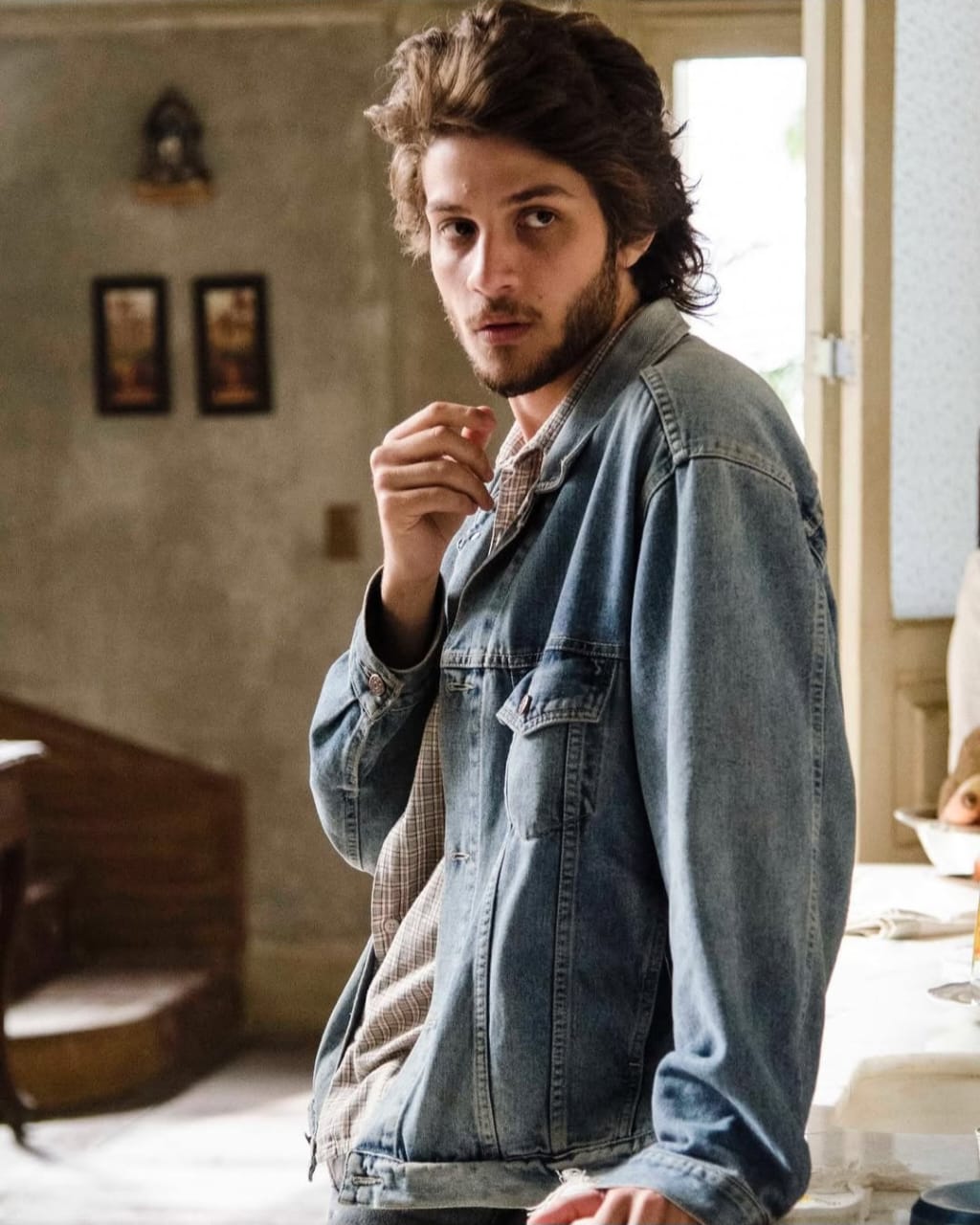 Em 2013, ele lançou seu primeiro álbum solo, intitulado “Chay Suede”. No ano seguinte, assinou contrato com a TV Globo e atuou na primeira fase da novela “Império”, como o jovem José Alfredo Medeiros, o comendador.
