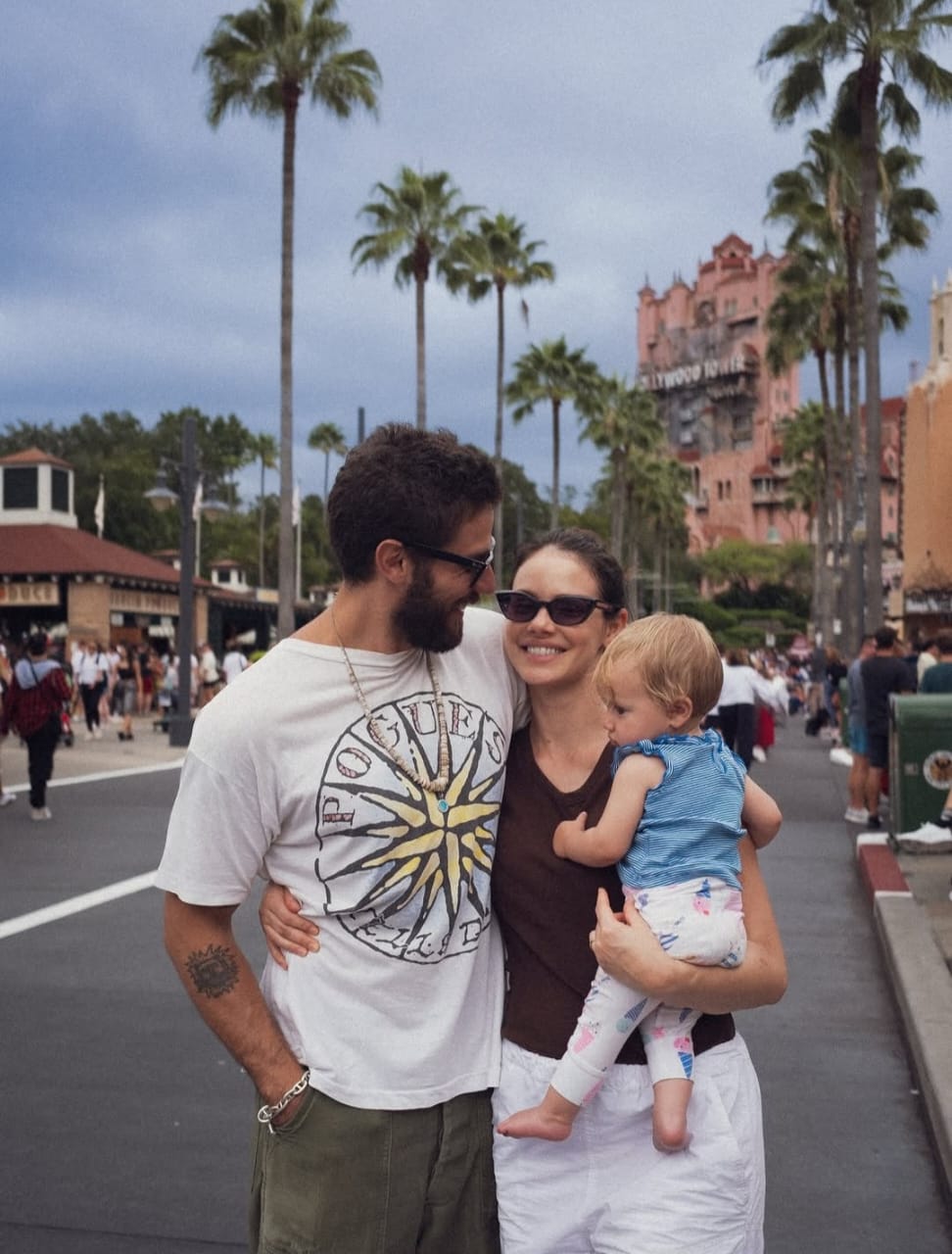 Em 2014, Chay começou a namorar a atriz e modelo Laura Neiva. Eles se casaram em 2019 e têm três filhos: Maria, José e Ana.
