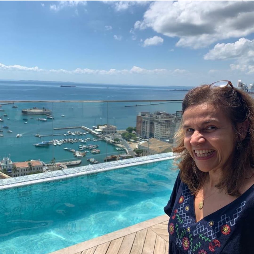 Cláudia de Souza Rodrigues nasceu em 7 de junho de 1970, no Rio de Janeiro, e iniciou a carreira no teatro em 1990, na peça “O Menino Repolho”, e ganhou projeção nacional ao vencer o Prêmio Multishow de Humor em 1996, o que abriu portas para a televisão.
