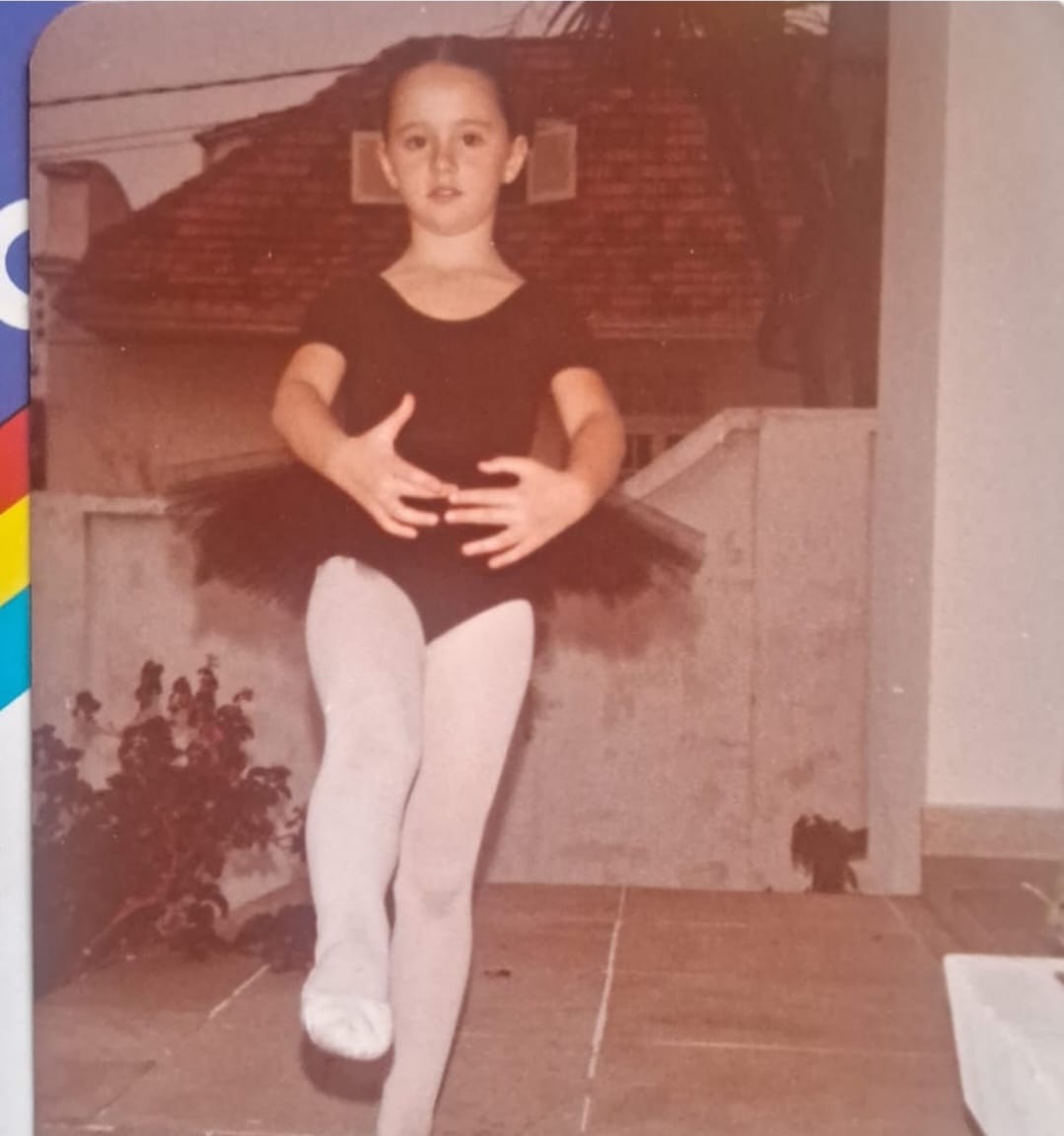 Maria Augusta Labatut Stresser, conhecida artisticamente como Guta Stresser, nasceu em 28 de setembro de 1972, em Curitiba, Paraná. Filha de Ronald Sanson Stresser, teve contato com o teatro desde a infância e iniciou a carreira profissional aos 13 anos, participando de montagens teatrais em sua cidade natal.
