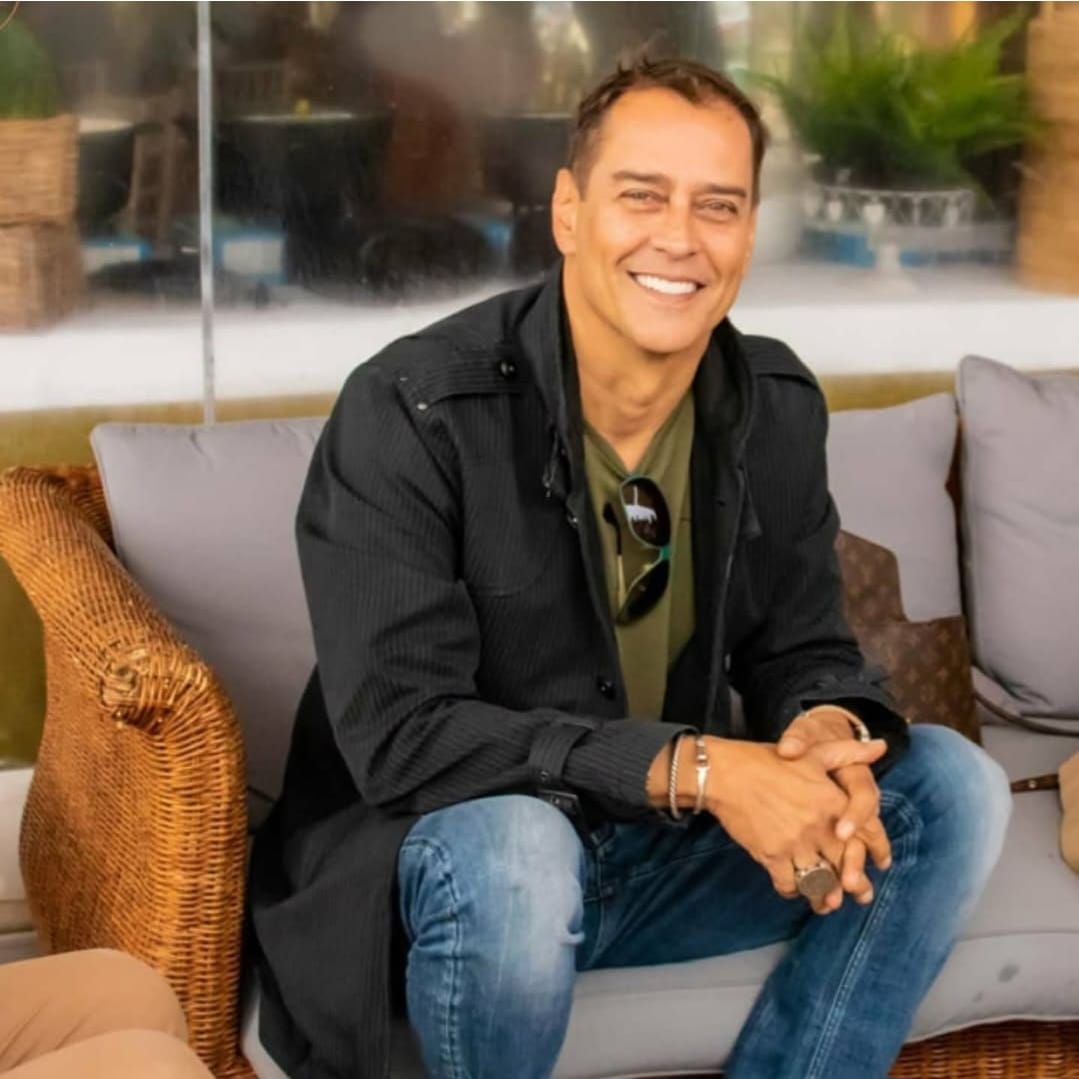 Antony e Mônica também adotaram Stephanie Farias, que hoje tem 25 anos, e os dois se mudaram com o pai para Portugal em 2018.
