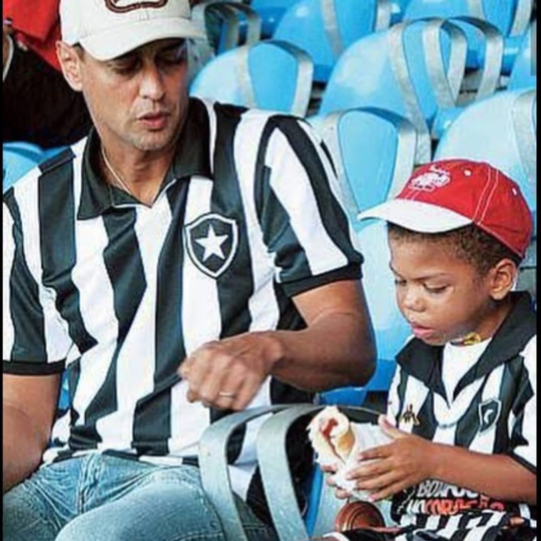 Segundo relato do ator, Francisco foi recusado por diversos pretendentes à adoção por causa dessa condição. O processo judicial foi agilizado por decisão de um desembargador, e a guarda definitiva ocorreu em cerca de um mês.
