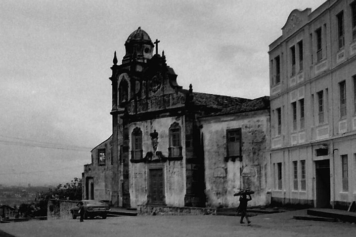 <p>Sua posição estratégica e prosperidade atraíram invasões estrangeiras, como a ocupação holandesa no século 17. Os invasores, preferindo a logística portuária de Recife, saquearam e incendiaram Olinda em 1931.</p>
