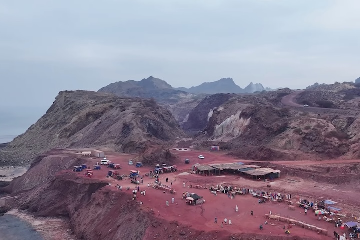 Nos últimos anos, Hormuz tem atraído visitantes interessados em suas praias, nas montanhas coloridas e em fenômenos naturais. 