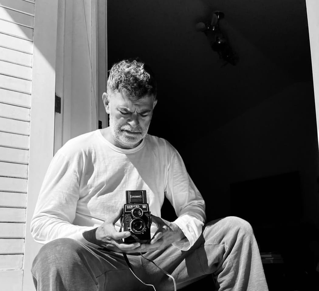 O ator cursou Administração de Empresas na Universidade Santa Úrsula, no Rio de Janeiro, mas durante esse período acompanhou uma amiga em um curso de teatro e decidiu mudar de rumo. Ele abandonou a faculdade e ingressou na formação teatral no Tablado e na Casa das Artes de Laranjeiras, a CAL.
