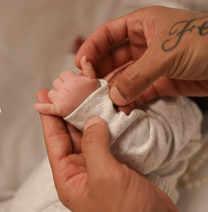 Na publicação, o surfista celebrou o momento especial e afirmou que sua vida ganhou ainda mais sentido com a chegada do filho. Além do álbum, Ítalo publicou um relato emocionante nos stories, elogiando a força da companheira durante o parto.