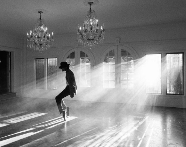 O recorde chega num momento em que Michael Jackson tem sido muito comentado devido ao filme que está sendo produzido sobre sua vida. Recentemente, uma data foi divulgada para a estreia: 18 de abril de 2025.  - Reprodução instagram jaafarjackson