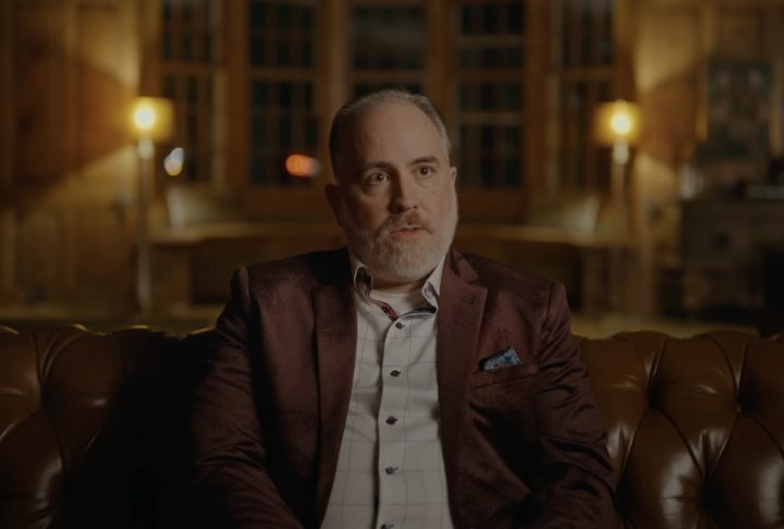 Entre os destaques está a declaração do ex-oficial Jay Stratton, que afirma ter visto pessoalmente naves e seres alienígenas. 