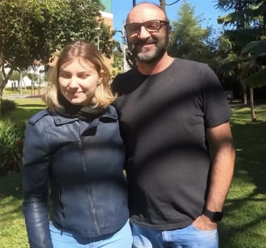 O pai, Joelson Veloso, também agradeceu pelas evoluções recentes e destacou a fé da família, afirmando que cada avanço é visto como um milagre: 