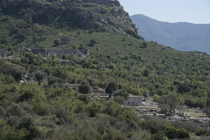 <p>Com o passar dos séculos, o assoreamento do rio pelo transporte de sedimentos fez com que o mar recuasse, transformando a próspera cidade portuária em um assentamento isolado no interior.</p>
