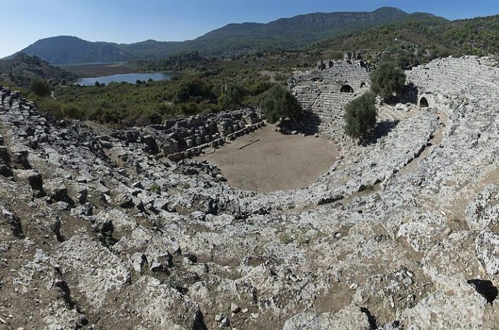 <p>Essa pluralidade cultural pode ser vista nas ruínas que sobreviveram ao tempo, como o teatro helenístico com vista para a antiga área portuária, as termas romanas e igrejas cristãs primitivas.</p>
