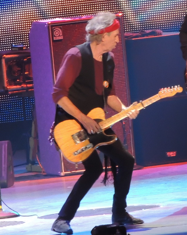 O álbum “Talk Is Cheap”, lançado em 1988, marcou sua estreia solo e trouxe singles como “Take It So Hard” e “You Don’t Move Me”.
