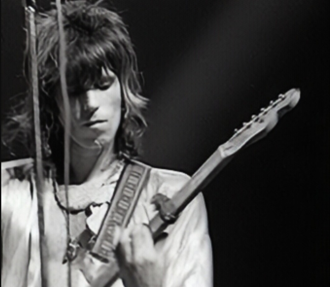 Desde o inÃ­cio da carreira, Richards participou da construÃ§Ã£o da sonoridade do grupo ao incorporar elementos de rhythm and blues, rock and roll e blues ao repertÃ³rio da banda.
