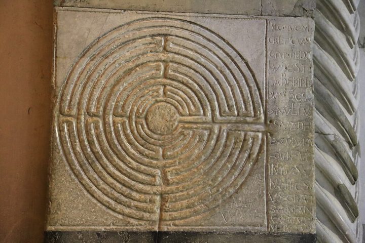 Registros arqueológicos indicam que símbolos de labirintos também aparecem em gravuras rupestres pré-históricas, mosaicos romanos, culturas nórdicas, indígenas americanas e tradições asiáticas. 