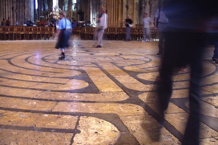Na Idade Média, labirintos eram desenhados no piso de catedrais, como a de Chartres, na França, e funcionavam como uma peregrinação simbólica para fiéis que não podiam viajar a lugares sagrados.