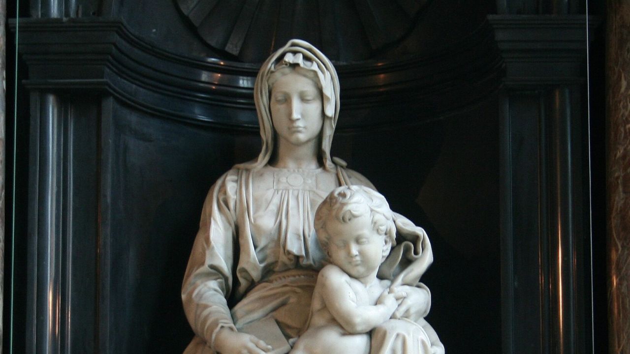 Madonna de Bruges - Esculpida entre 1501 e 1504, a Madonna de Bruges retrata Nossa Senhora com o menino Jesus, que está de pé, e não nos braços da mãe, diferentemente do padrão. É a única obra de Michelangelo que saiu da Itália, já que foi adquirida por comerciantes de Bruges, na Bélgica, daí o nome. A escultura está guardada na Igreja de Nossa Senhora, a principal da cidade, onde permanece até hoje como um dos tesouros artísticos da Europa.
