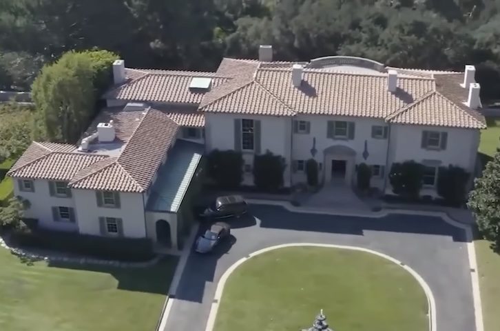 Juntos desde 2022, Cher e Edwards moram na mansão da artista em Malibu e fazem aparições públicas frequentes.