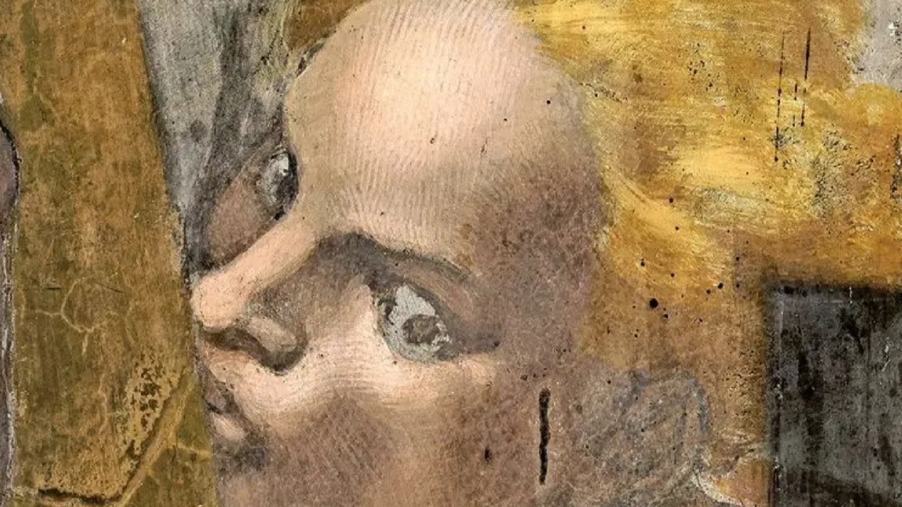 A pesquisadora italiana de artes, Sara Penco, afirmou recentemente ter identificado a figura de Maria  Madalena em 'O Juízo Final', uma das obras mais conhecidas de Michelangelo. A descoberta foi registrada no livro 'Mary Magdalene in Michelangelo's Judgement' e, depois, divulgada por diversos meios de comunicação, como o 'New York Post'. Segundo Penco, a mulher loira retratada no canto direito da obra, beijando uma cruz, seria a lendária apóstola de Cristo.  A pesquisadora defende sua teoria co -  (crédito: Reprodução do afresco)
