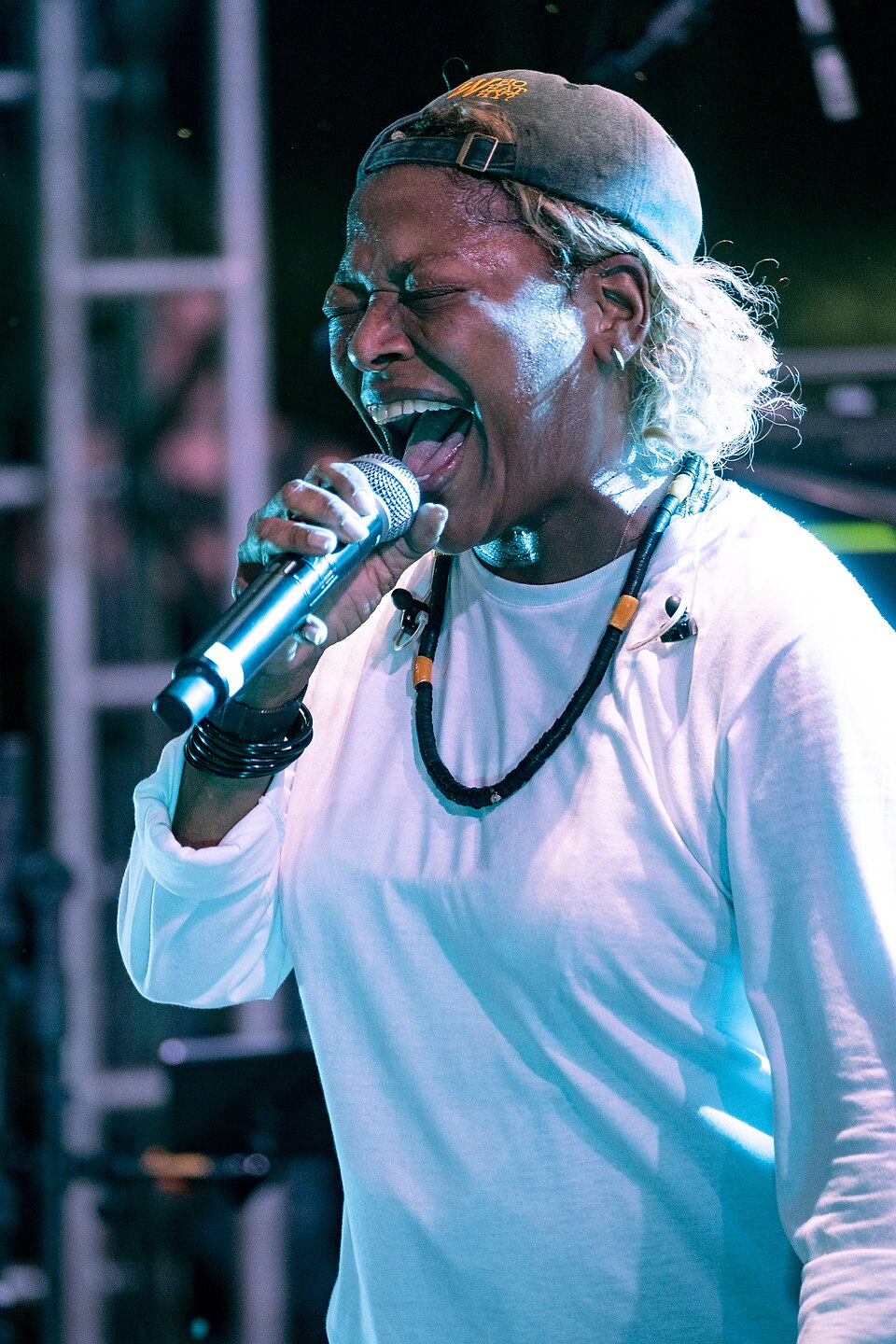 Entre suas mÃºsicas mais conhecidas estÃ£o â??Entretantoâ?, â??Cabideâ?, â??Pra Que Chorar?â?, â??Chegaâ?, entre outras.
