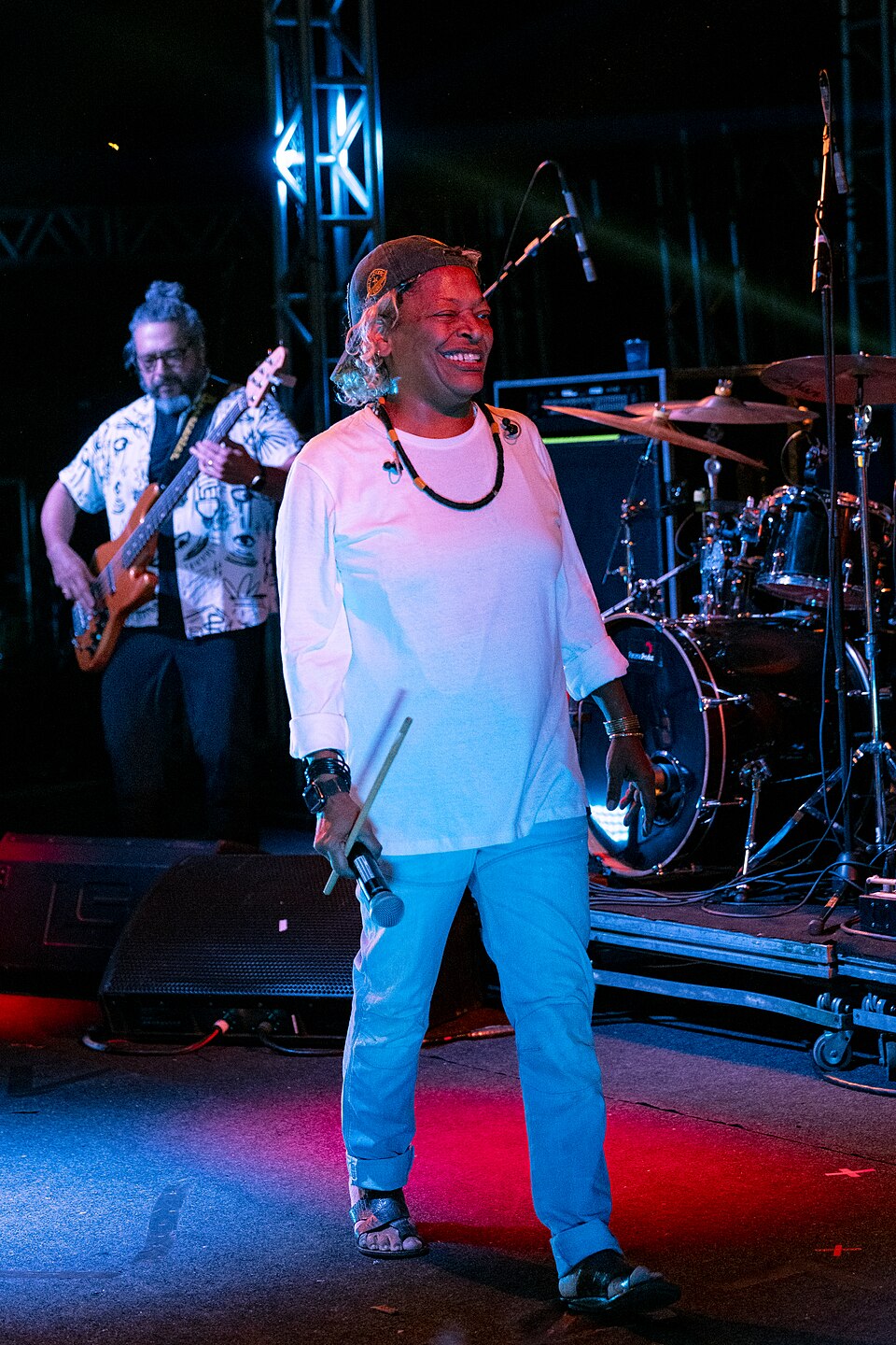 A artista contou que priorizou escolher músicas que incentivassem a participação do público. Já o figurino segue a tradição do branco, que, para ela, é sinônimo de paz e limpeza, e ainda tem um toque de azul-claro, cores que fazem referência à escola de samba Vila Isabel.
