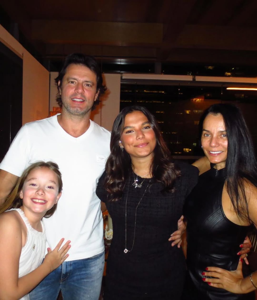 Mônica é mãe de duas filhas: Yaclara, nascida em 2004, fruto de relacionamento com Armindo Júnior, e Valentina, nascida em 2016, do casamento com Alaor Paris, com quem é casada desde 2009.
