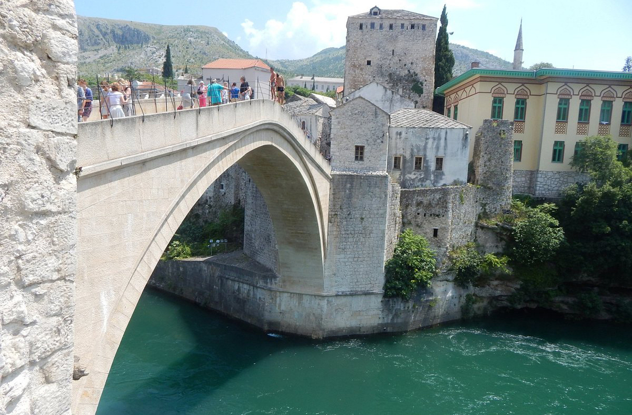 O Neretva é conhecido por sua água de tom verde-esmeralda que contrasta com as pedras claras da ponte. Suas margens moldaram o desenvolvimento urbano de Mostar desde a época romana. Hoje, o rio é cenário de fotos icônicas e de mergulhos tradicionais que atraem visitantes do mundo todo.

