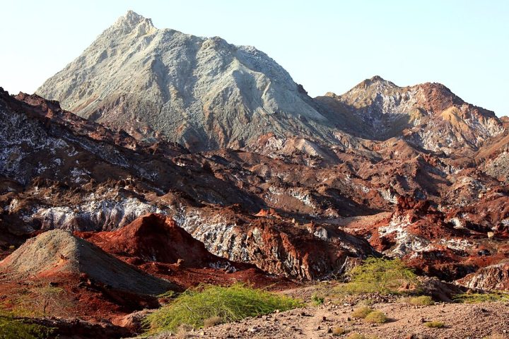 No geral, a vida em Hormuz é simples e pacata, com uma economia que gira em torno da pesca e, cada vez mais, do ecoturismo.