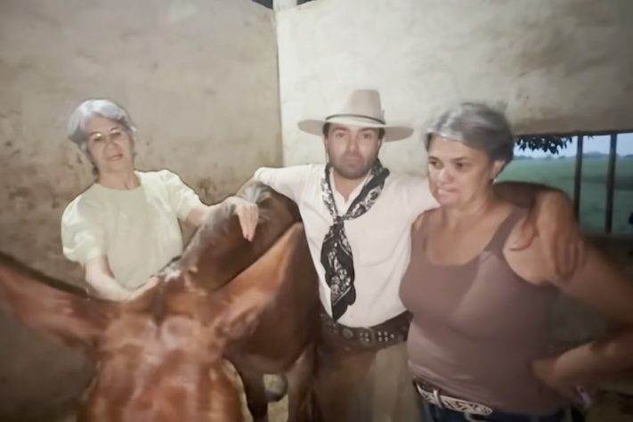 Engenheiro brasileiro quer atravessar 10 mil km dos Estados Unidos ao Brasil montado em mula - Reprodução/YouTube