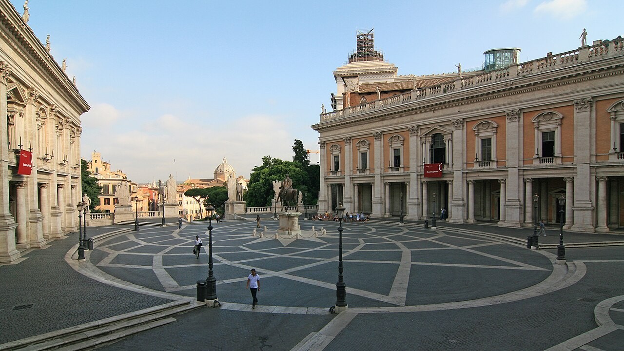 Piazza del Campidoglio - Como arquiteto, Michelangelo projetou a Piazza del Campidoglio, uma das praças mais importantes de Roma, bem como todos os palácios ao seu redor e o pódio central onde se ergue a estátua equestre de Marco Aurélio. O projeto foi encomendado pelo Papa Paulo III e buscava resgatar a grandiosidade do Capitólio, o coração cívico e religioso da Roma Antiga.
