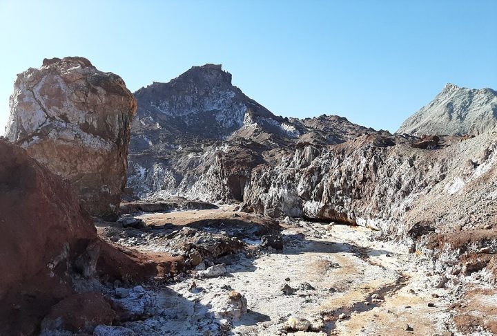 Apesar de seu tamanho reduzido, Hormuz tem grande importância histórica, geopolítica e cultural, além de uma paisagem natural que chama a atenção.  