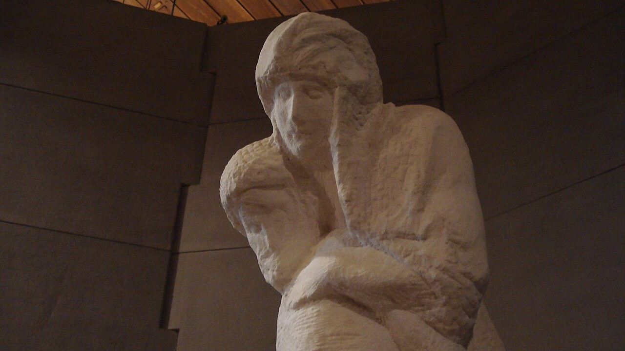 Pietà Rondanini - Nessa escultura de mármore, Michelangelo retorna ao tema de Maria diante da morte de Jesus Cristo. Trabalhada por volta da década de 1550 até os seus últimos dias de vida, em 1564, essa obra ficou inacabada  e  pode ser vista no Castelo Sforzesco, em Milão.
