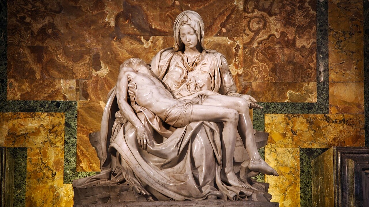 Pietà - Concluída em 1499, essa escultura de mármore representa Maria, mãe de Jesus, com o filho morto nos braços.  Com 1,74 metro por 1,95 metro, está entre as mais visitadas do Vaticano e, desde que sofreu um ataque em 1972, encontra-se protegida por vidro à prova de bala. É a única obra de Michelangelo que leva a assinatura do autor 
