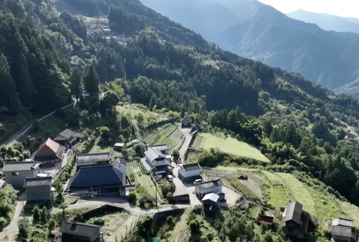 Com populações cada vez menores, serviços básicos desaparecem e fazendas são engolidas pelo mato, reforçando o isolamento desses trabalhadores.
