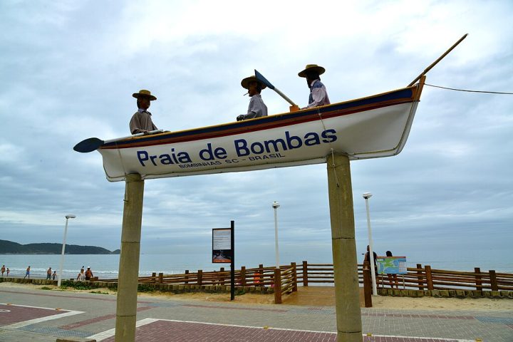 As Praias de Bombinhas e Bombas, por exemplo, são as mais urbanizadas, com boa infraestrutura de hotéis, restaurantes e comércio, sendo as preferidas de famílias com crianças.