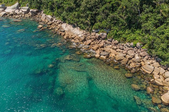 Conhecida como a Capital do Mergulho Ecológico, a cidade abriga parte da Reserva Biológica Marinha do Arvoredo, um santuário que atrai mergulhadores do mundo todo. 