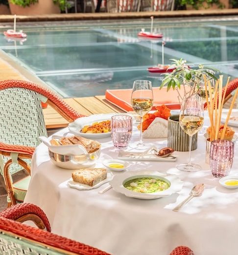 Com um salÃ£o iluminado por grandes janelas voltadas para o jardim, o restaurante oferece desde pratos contemporÃ¢neos, como prestigiado 