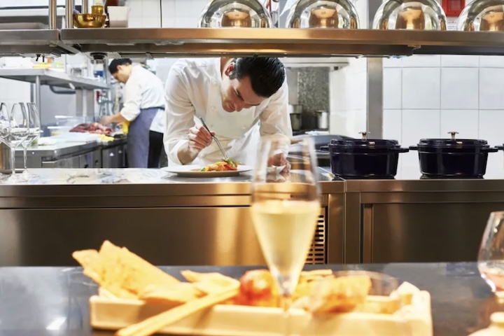 A premiação ressaltou a excelência técnica, o cuidado na seleção dos ingredientes e a paixão que se refletem em uma cozinha que valoriza receitas clássicas italianas reinterpretadas com identidade própria.